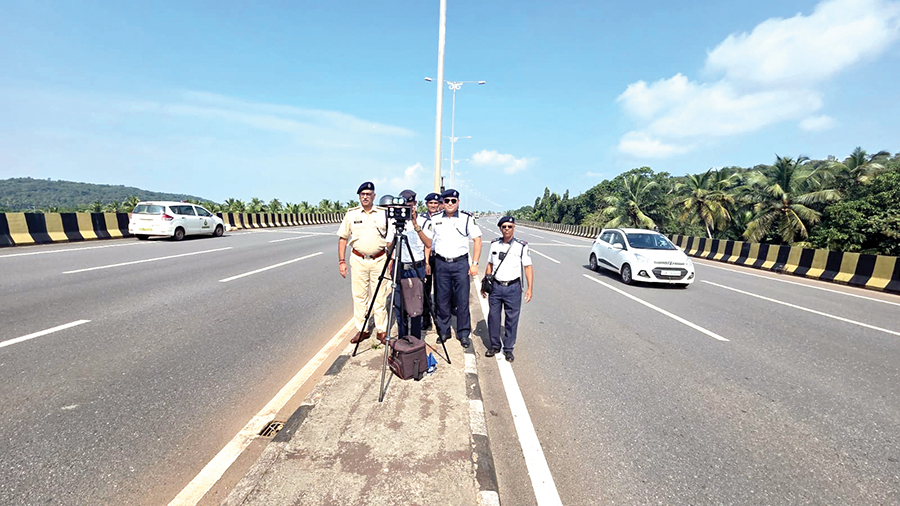 https://navhindtimes.in/wp-content/uploads/2025/11/amresh-traffic-police.jpg