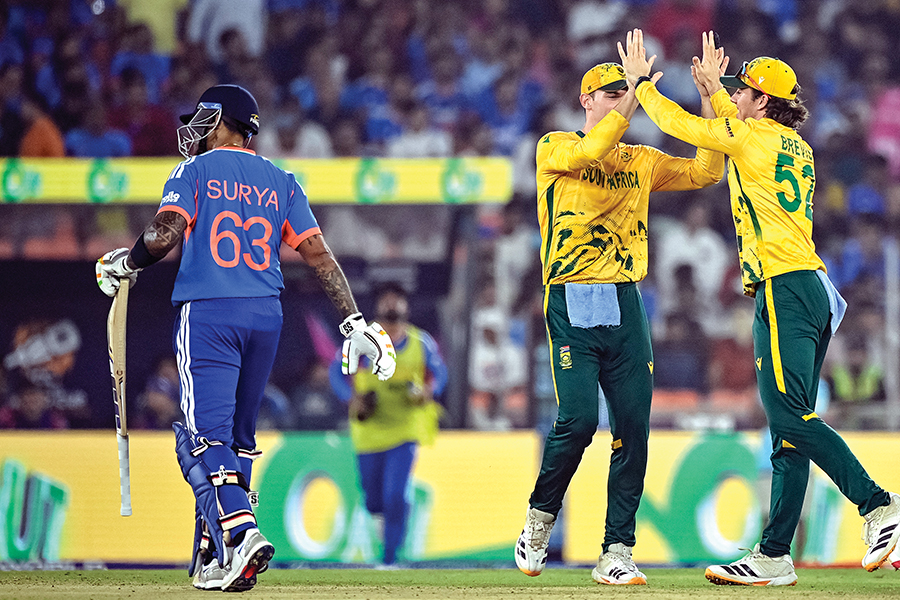 India suffer Super 8 shocker