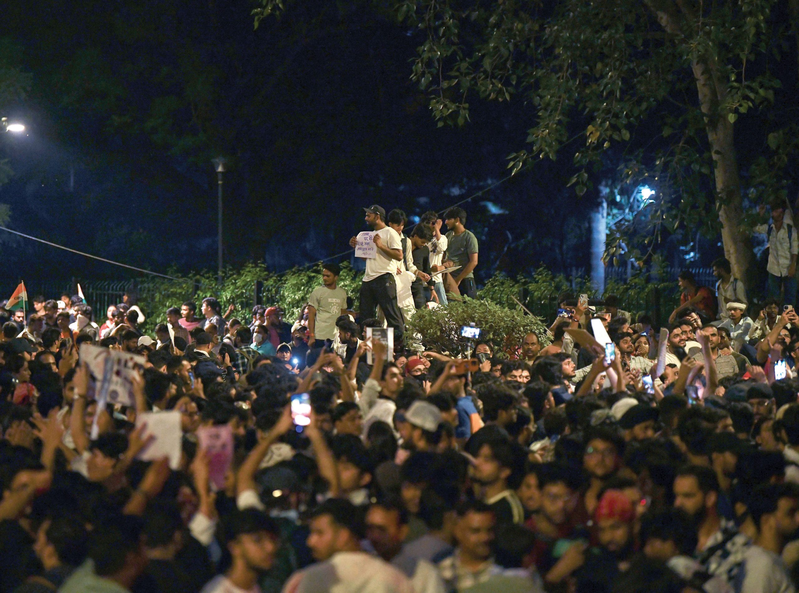 Student protest spreads as crowds in Delhi surge